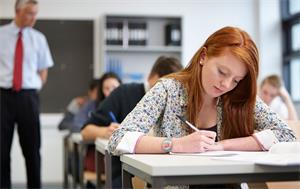 英国考试监管部门呼吁英国高中“灵活”考虑秋